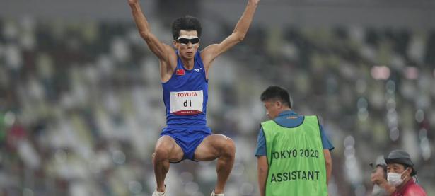 28圈娱乐-自行车半决赛，江汉闪电队与吴越玄武队鏖战，VAR改判成焦点！全面提速抢占先机的简单介绍