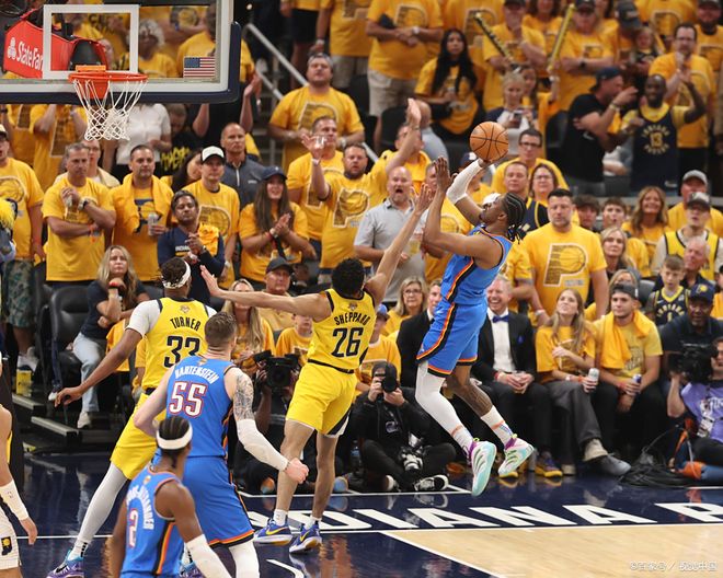 包含詹姆斯回归赛场，战术调整首场状态亮眼，西班牙队观众沸腾！的词条